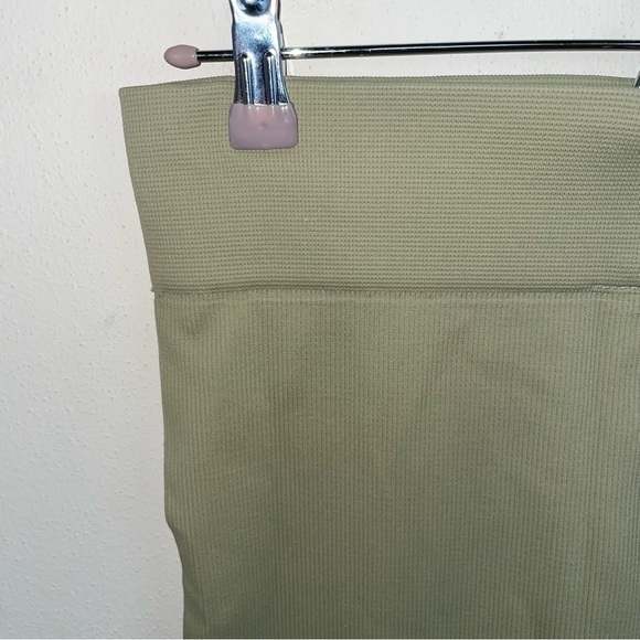 AVOCADO Seamless Ribbed Lightweight Sage Green Leggings - Picture 4 of 5